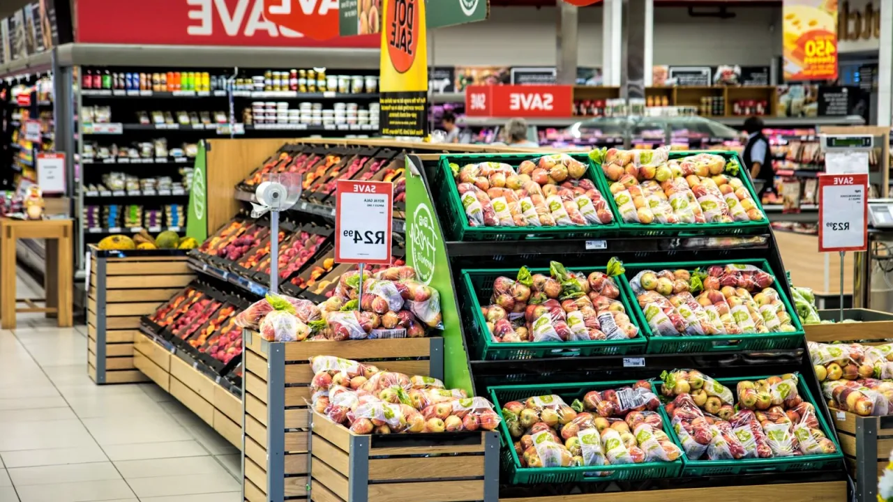 Market rafında turşu ve konserve ürünler